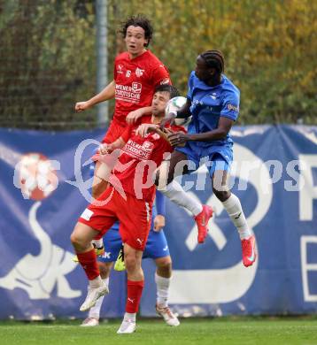 Fussball Kaerntner Liga. SAK gegen KAC.  Issa Diakite (SAK),  Mihret Topcagic, Noah Pogatetz (KAC). Klagenfurt, am 17.4.2025.
Foto: Kuess
---
pressefotos, pressefotografie, kuess, qs, qspictures, sport, bild, bilder, bilddatenbank