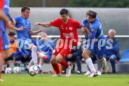 Fussball Kaerntner Liga. SAK gegen KAC.  Rok Jazbec (SAK), Mihret Topcagic  (KAC). Klagenfurt, am 17.4.2025.
Foto: Kuess
---
pressefotos, pressefotografie, kuess, qs, qspictures, sport, bild, bilder, bilddatenbank