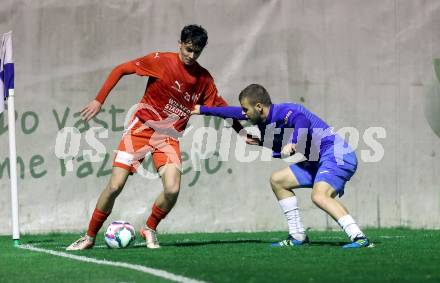 Fussball Kaerntner Liga. SAK gegen KAC.  Fabian Griesebner (SAK),  Milan Luka Mosser
 (KAC). Klagenfurt, am 17.4.2025.
Foto: Kuess
---
pressefotos, pressefotografie, kuess, qs, qspictures, sport, bild, bilder, bilddatenbank