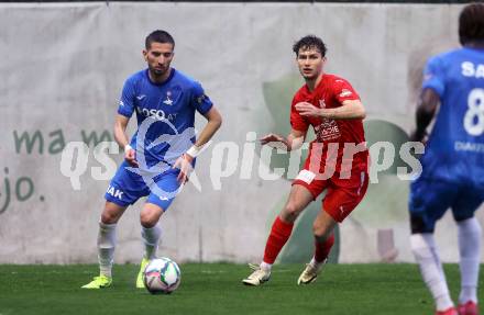 Fussball Kaerntner Liga. SAK gegen KAC. Hrvoje Jakovljevic  (SAK),  Nino Martinak (KAC). Klagenfurt, am 17.4.2025.
Foto: Kuess
---
pressefotos, pressefotografie, kuess, qs, qspictures, sport, bild, bilder, bilddatenbank