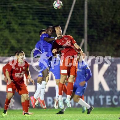Fussball Kaerntner Liga. SAK gegen KAC.  Issa Diakite (SAK), Mihret Topcagic  (KAC). Klagenfurt, am 17.4.2025.
Foto: Kuess
---
pressefotos, pressefotografie, kuess, qs, qspictures, sport, bild, bilder, bilddatenbank