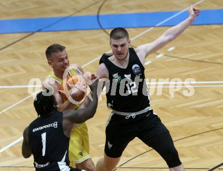 Basketball 2. Liga 2024/2025. Playoffs. VF3.   Woerthersee Piraten gegen RAIDERS Tirol.    Elvis Keric  (Piraten),   Moritz Hoelzer (Tirol). Klagenfurt, am 19.4.2025.
Foto: Kuess


---
pressefotos, pressefotografie, kuess, qs, qspictures, sport, bild, bilder, bilddatenbank