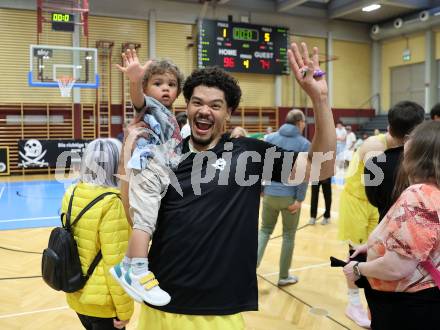 Basketball 2. Liga 2024/2025. Playoffs. VF3.   Woerthersee Piraten gegen RAIDERS Tirol.    Jubel Marcus Holyfield Piraten.  Klagenfurt, am 19.4.2025.
Foto: Kuess


---
pressefotos, pressefotografie, kuess, qs, qspictures, sport, bild, bilder, bilddatenbank