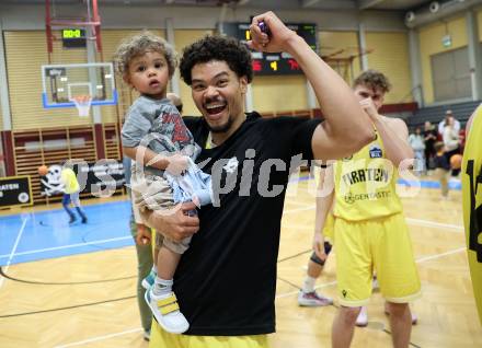 Basketball 2. Liga 2024/2025. Playoffs. VF3.   Woerthersee Piraten gegen RAIDERS Tirol.    Jubel Marcus Holyfield Piraten.  Klagenfurt, am 19.4.2025.
Foto: Kuess


---
pressefotos, pressefotografie, kuess, qs, qspictures, sport, bild, bilder, bilddatenbank