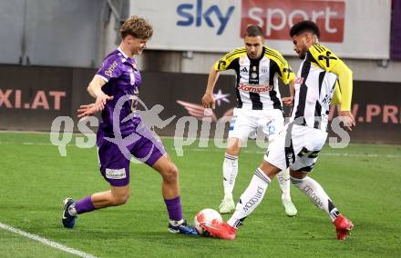 Fussball Bundesliga. SK Austria Klagenfurt gegen LASK. Jannik Robatsch   (Klagenfurt), Andres Alberto Andrade Cedeno (LASK). Klagenfurt, am 22.4.2025.
Foto: Kuess
---
pressefotos, pressefotografie, kuess, qs, qspictures, sport, bild, bilder, bilddatenbank