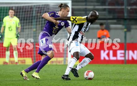 Fussball Bundesliga. SK Austria Klagenfurt gegen LASK.  Niklas Szerencsi (Klagenfurt),  Samuel Adeniran (LASK). Klagenfurt, am 22.4.2025.
Foto: Kuess
---
pressefotos, pressefotografie, kuess, qs, qspictures, sport, bild, bilder, bilddatenbank