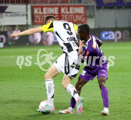 Fussball Bundesliga. SK Austria Klagenfurt gegen LASK.  Solomon Bonnah  (Klagenfurt), Krystof Danek (LASK). Klagenfurt, am 22.4.2025.
Foto: Kuess
---
pressefotos, pressefotografie, kuess, qs, qspictures, sport, bild, bilder, bilddatenbank