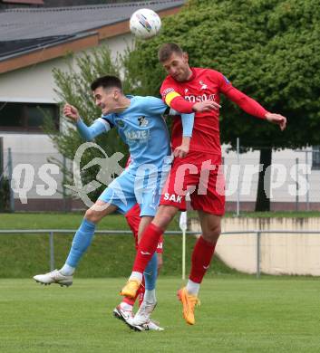 Fussball Kaerntner Liga. Bleiburg gegen SAK. Mathias Knauder (Bleiburg),  Leo Ejup  (SAK). Bleiburg, am 26..4.2025.
Foto: Kuess
www.qspictures.net
---
pressefotos, pressefotografie, kuess, qs, qspictures, sport, bild, bilder, bilddatenbank