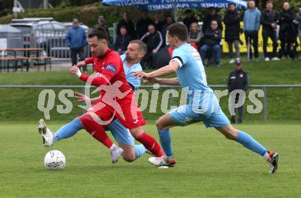 Fussball Kaerntner Liga. Bleiburg gegen SAK. Patrick Oswaldi, Aljaz Storman (Bleiburg),  Yosifov Angelov Svetlozar  (SAK). Bleiburg, am 26..4.2025.
Foto: Kuess
www.qspictures.net
---
pressefotos, pressefotografie, kuess, qs, qspictures, sport, bild, bilder, bilddatenbank