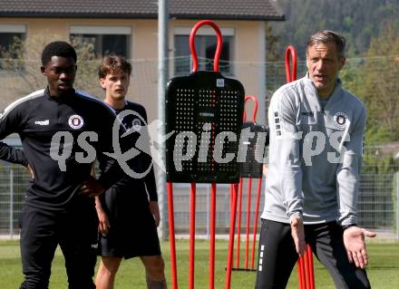 Fussball Bundesliga. Training SK Austria Klagenfurt. Denzel Owusu, Co-Trainer Rolf Landerl. Klagenfurt, am 28.4.2025.
Foto: Kuess
---
pressefotos, pressefotografie, kuess, qs, qspictures, sport, bild, bilder, bilddatenbank