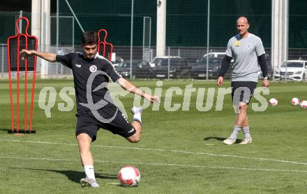 Fussball Bundesliga. Training SK Austria Klagenfurt. Dino Delic, Trainer Carsten Jancker. Klagenfurt, am 28.4.2025.
Foto: Kuess
---
pressefotos, pressefotografie, kuess, qs, qspictures, sport, bild, bilder, bilddatenbank