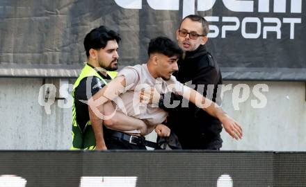 FFussball Bundesliga. SK Austria Klagenfurt gegen WSG Tirol.  Flitzer, Security. Klagenfurt, am 10.5.2025.
Foto: Kuess
www.qspictures.net
---
pressefotos, pressefotografie, kuess, qs, qspictures, sport, bild, bilder, bilddatenbank
