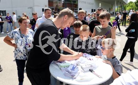 Fussball Bundesliga. SK Austria Klagenfurt gegen WSG Tirol. Rahmenprogramm, Autogrammstunde Martin Hinteregger. Klagenfurt, am 10.5.2025.
Foto: Kuess
www.qspictures.net
---
pressefotos, pressefotografie, kuess, qs, qspictures, sport, bild, bilder, bilddatenbank