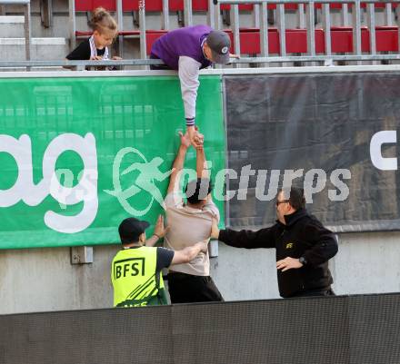 FFussball Bundesliga. SK Austria Klagenfurt gegen WSG Tirol.  Flitzer, Security. Klagenfurt, am 10.5.2025.
Foto: Kuess
www.qspictures.net
---
pressefotos, pressefotografie, kuess, qs, qspictures, sport, bild, bilder, bilddatenbank