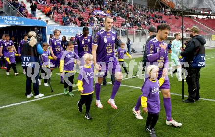 Fussball Bundesliga. SK Austria Klagenfurt gegen TSV Hartberg. Simon Straudi, Niklas Szerencsi, Dikeni Salifou (SK Austria Klagenfurt). Klagenfurt, am 23.5.2025.
Foto: Kuess
www.qspictures.net
---
pressefotos, pressefotografie, kuess, qs, qspictures, sport, bild, bilder, bilddatenbank