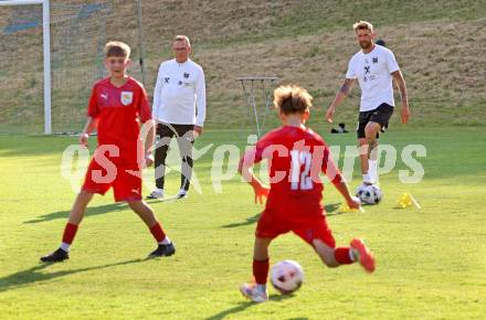 Fussball. Nachwuchsraining mit OEFB Teamchef Ralf Rangnick.  Ralf Rangnick, Guido Burgstaller. Wernberg, am 13.6.2025.
Foto: Kuess
---
pressefotos, pressefotografie, kuess, qs, qspictures, sport, bild, bilder, bilddatenbank