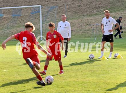 Fussball. Nachwuchsraining mit OEFB Teamchef Ralf Rangnick.  Ralf Rangnick, Guido Burgstaller. Wernberg, am 13.6.2025.
Foto: Kuess
---
pressefotos, pressefotografie, kuess, qs, qspictures, sport, bild, bilder, bilddatenbank