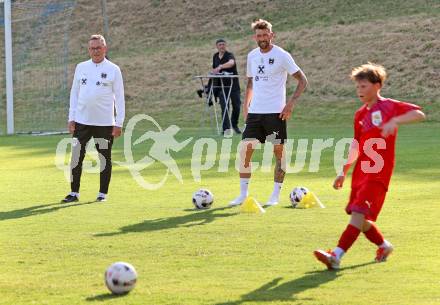 Fussball. Nachwuchsraining mit OEFB Teamchef Ralf Rangnick.  Ralf Rangnick, Guido Burgstaller. Wernberg, am 13.6.2025.
Foto: Kuess
---
pressefotos, pressefotografie, kuess, qs, qspictures, sport, bild, bilder, bilddatenbank
