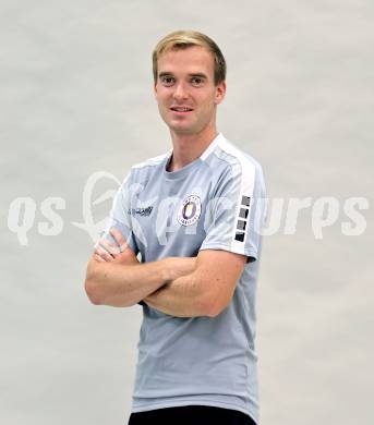 Fussball. 2. Liga. Mannschaftsfototermin SK Austria Klagenfurt . Leon Fian (Physiotherapeut). Klagenfurt, am , am 17.7.2025.
Foto: Kuess
www.qspictures.net
---
pressefotos, pressefotografie, kuess, qs, qspictures, sport, bild, bilder, bilddatenbank