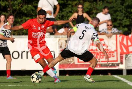 Fussball Kaerntner Liga.  KAC1909 gegen ATUS Ferlach. Edin Serdarevic  (KAC),  Daniel Jobst  (Ferlach).  Klagenfurt, am 14.8.2025.
Foto. Kuess
www.qspictures.net
---
pressefotos, pressefotografie, kuess, qs, qspictures, sport, bild, bilder, bilddatenbank