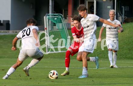 Fussball Kaerntner Liga.  Koettmannsdorf gegen SAK. Nico Khom; Daniel Hans Genser  (Koettmannsdorf),    Jan Sasa Ogris-Martic (SAK).  Klagenfurt, am 17.8.2025.
Foto. Kuess
www.qspictures.net
---
pressefotos, pressefotografie, kuess, qs, qspictures, sport, bild, bilder, bilddatenbank