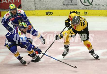 Eishockey Bundesliga. VSV gegen HC Pustertal. Steven Strong  (VSV),   Matthias Mantinger  (HCP, Pustertal). Villach, am 21.9..2025.
Foto: Kuess
www.qspictures.net
---
pressefotos, pressefotografie, kuess, qs, qspictures, sport, bild, bilder, bilddatenbank