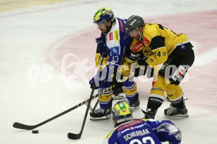 Eishockey Bundesliga. VSV gegen HC Pustertal.  Adam Helewka  (VSV), Jonathon Blum   (HCP, Pustertal). Villach, am 21.9..2025.
Foto: Kuess
www.qspictures.net
---
pressefotos, pressefotografie, kuess, qs, qspictures, sport, bild, bilder, bilddatenbank