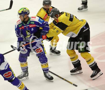 Eishockey Bundesliga. VSV gegen HC Pustertal. John Hughes  (VSV),  Markus Lauridsen  (HCP, Pustertal). Villach, am 21.9..2025.
Foto: Kuess
www.qspictures.net
---
pressefotos, pressefotografie, kuess, qs, qspictures, sport, bild, bilder, bilddatenbank