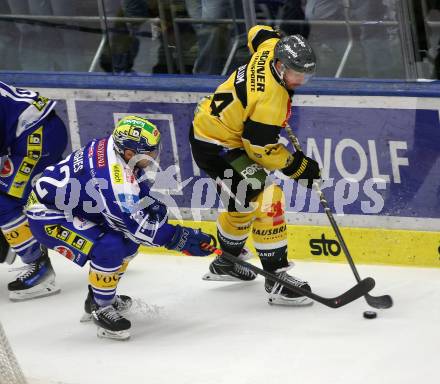 Eishockey Bundesliga. VSV gegen HC Pustertal.  John Hughes  (VSV),  Jonathon Blum  (HCP, Pustertal). Villach, am 21.9..2025.
Foto: Kuess
www.qspictures.net
---
pressefotos, pressefotografie, kuess, qs, qspictures, sport, bild, bilder, bilddatenbank