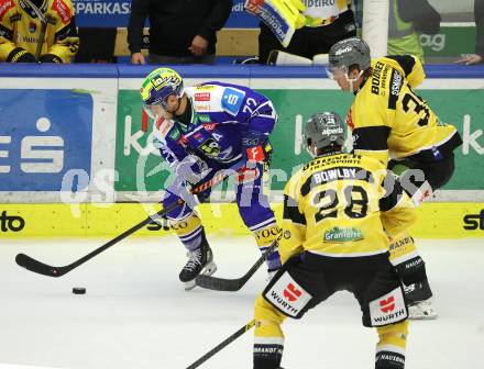 Eishockey Bundesliga. VSV gegen HC Pustertal. John Hughes  (VSV),  Henry Bowlby, Austin Osmanski  (HCP, Pustertal). Villach, am 21.9..2025.
Foto: Kuess
www.qspictures.net
---
pressefotos, pressefotografie, kuess, qs, qspictures, sport, bild, bilder, bilddatenbank