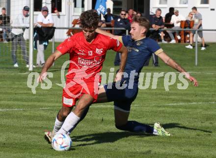 Fussball Kaerntner Liga. Grafenstein gegen KAC.  Dennis Meschnik (Grafenstein),  Nino Martinak (KAC). Klagenfurt, am 27.9.2025.
Foto: Kuess
www.qspictures.net
---
pressefotos, pressefotografie, kuess, qs, qspictures, sport, bild, bilder, bilddatenbank