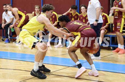 Basketball  2025/2026. Austria Cup.  Woerthersee Piraten gegen Traiskirchen Lions NexGen.    Lukas Simoner (Piraten),  Jamie Onyemaechi  (Traiskirchen). Klagenfurt, am 27.9.2025.
Foto: Kuess


---
pressefotos, pressefotografie, kuess, qs, qspictures, sport, bild, bilder, bilddatenbank