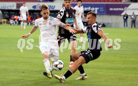 Fussball 2. Liga. SK Austria Klagenfurt gegen FC Hertha Wels..  Marc Andre Schmerboeck  (Klagenfurt),   Paul Gobara (Wels).  Klagenfurt, 26.9.2025.
Foto: Kuess
www.qspictures.net
---
pressefotos, pressefotografie, kuess, qs, qspictures, sport, bild, bilder, bilddatenbank