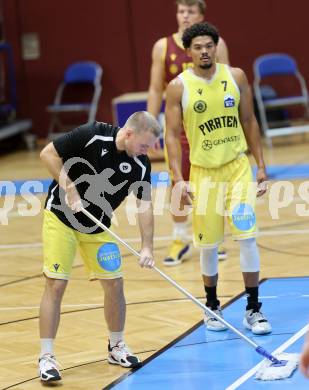 Basketball  2025/2026. Austria Cup.  Woerthersee Piraten gegen Traiskirchen Lions NexGen.    Tim Huber, Marcus Holyfield (Piraten),  Klagenfurt, am 27.9.2025.
Foto: Kuess


---
pressefotos, pressefotografie, kuess, qs, qspictures, sport, bild, bilder, bilddatenbank