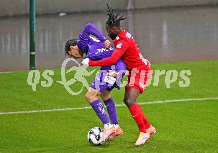 Fussball 2. Liga. SK Austria Klagenfurt gegen St. Poelten.  Elias Jandrisevits (Klagenfurt),  Winfred Amoah  (St.Poelten).  Klagenfurt, 5.10..2025.
Foto: Kuess
www.qspictures.net
---
pressefotos, pressefotografie, kuess, qs, qspictures, sport, bild, bilder, bilddatenbank
