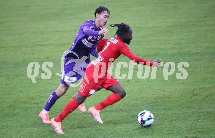 Fussball 2. Liga. SK Austria Klagenfurt gegen St. Poelten.  Elias Jandrisevits  (Klagenfurt), Winfred Amoah  (St. Poelten).  Klagenfurt, 5.10..2025.
Foto: Kuess
www.qspictures.net
---
pressefotos, pressefotografie, kuess, qs, qspictures, sport, bild, bilder, bilddatenbank