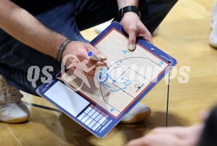 Basketball 2. Liga 2025/2026. Grunddurchgang 2. Runde.  KOS Celovec gegen BBU Salzburg.    Feature. Taktiktafel. . Klagenfurt, am 11.10.2025.
Foto: Kuess
---
pressefotos, pressefotografie, kuess, qs, qspictures, sport, bild, bilder, bilddatenbank
