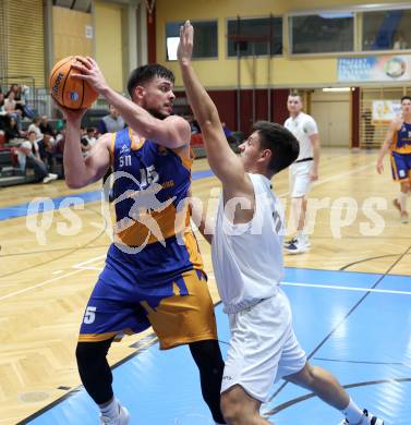 Basketball 2. Liga 2025/2026. Grunddurchgang 2. Runde.  KOS Celovec gegen BBU Salzburg.  Jure Bavdek  (KOS),  Marko Rakic (Salzburg). Klagenfurt, am 11.10.2025.
Foto: Kuess
---
pressefotos, pressefotografie, kuess, qs, qspictures, sport, bild, bilder, bilddatenbank