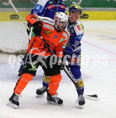 Eishockey Bundesliga. EC IDM Waermepumpen VSV gegen Moser Medical Graz99ers.  Nico Uschan (VSV), Chris Collins (Graz). Villach, am 17.10..2025.
Foto: Kuess
www.qspictures.net
---
pressefotos, pressefotografie, kuess, qs, qspictures, sport, bild, bilder, bilddatenbank