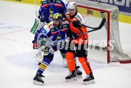 Eishockey Bundesliga. EC IDM Waermepumpen VSV gegen Moser Medical Graz99ers. Steven Strong  (VSV),  Tim Luca Harnisch  (Graz). . Villach, am 17.10..2025.
Foto: Kuess
www.qspictures.net
---
pressefotos, pressefotografie, kuess, qs, qspictures, sport, bild, bilder, bilddatenbank