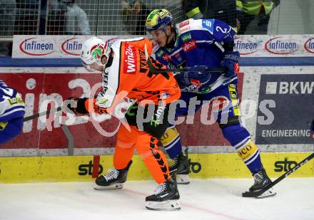 Eishockey Bundesliga. EC IDM Waermepumpen VSV gegen Moser Medical Graz99ers.  Dylan Macperson  (VSV),  Lukas Kainz (Graz). Villach, am 17.10..2025.
Foto: Kuess
www.qspictures.net
---
pressefotos, pressefotografie, kuess, qs, qspictures, sport, bild, bilder, bilddatenbank