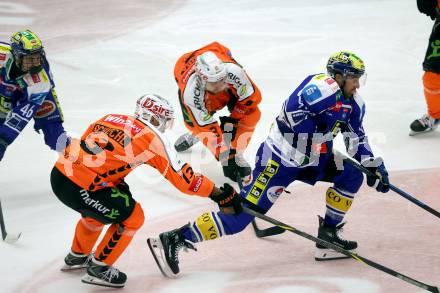 Eishockey Bundesliga. EC IDM Waermepumpen VSV gegen Moser Medical Graz99ers. Nick Hutchison  (VSV),  Michael Schiechl, Frank Hora  (Graz). Villach, am 17.10..2025.
Foto: Kuess
www.qspictures.net
---
pressefotos, pressefotografie, kuess, qs, qspictures, sport, bild, bilder, bilddatenbank