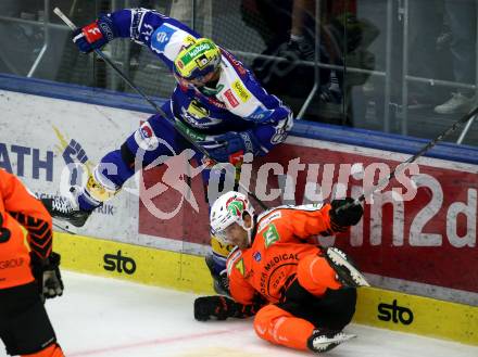 Eishockey Bundesliga. EC IDM Waermepumpen VSV gegen Moser Medical Graz99ers.  Nick Hutchison  (VSV),  Nicholas Bailen (Graz). Villach, am 17.10..2025.
Foto: Kuess
www.qspictures.net
---
pressefotos, pressefotografie, kuess, qs, qspictures, sport, bild, bilder, bilddatenbank