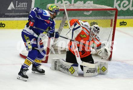Eishockey Bundesliga. EC IDM Waermepumpen VSV gegen Moser Medical Graz99ers. Nick Hutchison  (VSV), Maxime Lagace   (Graz). . Villach, am 17.10..2025.
Foto: Kuess
www.qspictures.net
---
pressefotos, pressefotografie, kuess, qs, qspictures, sport, bild, bilder, bilddatenbank