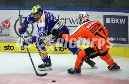Eishockey Bundesliga. EC IDM Waermepumpen VSV gegen Moser Medical Graz99ers.  Adam Helewka  (VSV),  Manuel Ganahl  (Graz). Villach, am 17.10..2025.
Foto: Kuess
www.qspictures.net
---
pressefotos, pressefotografie, kuess, qs, qspictures, sport, bild, bilder, bilddatenbank