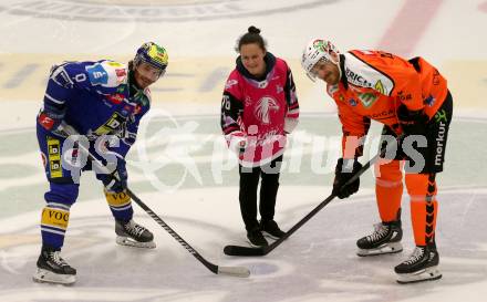 Eishockey Bundesliga. EC IDM Waermepumpen VSV gegen Moser Medical Graz99ers. Alexander Rauchenwald  (VSV),  Liga Miljone (Lady Hawks), Frank Hora  (Graz). . Villach, am 17.10..2025.
Foto: Kuess
www.qspictures.net
---
pressefotos, pressefotografie, kuess, qs, qspictures, sport, bild, bilder, bilddatenbank