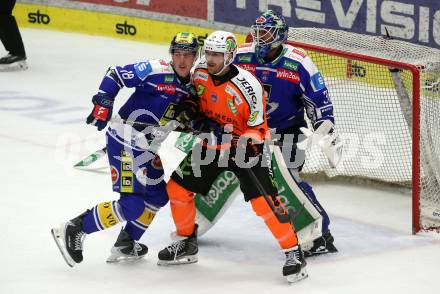Eishockey Bundesliga. EC IDM Waermepumpen VSV gegen Moser Medical Graz99ers.  Nico Uschan (VSV),  Chris Collins (Graz). Villach, am 17.10..2025.
Foto: Kuess
www.qspictures.net
---
pressefotos, pressefotografie, kuess, qs, qspictures, sport, bild, bilder, bilddatenbank