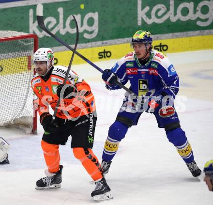 Eishockey Bundesliga. EC IDM Waermepumpen VSV gegen Moser Medical Graz99ers. Dylan Macpherson   (VSV),  Chris Collins  (Graz). Villach, am 17.10..2025.
Foto: Kuess
www.qspictures.net
---
pressefotos, pressefotografie, kuess, qs, qspictures, sport, bild, bilder, bilddatenbank