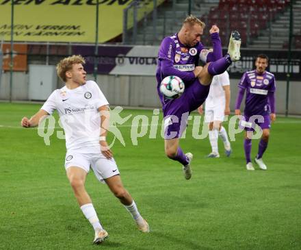 Fussball 2. Liga. SK Austria Klagenfurt gegen SK Sturm Graz II.   Florian Jaritz  (Klagenfurt),  Jonas Loecker  (Graz).  Klagenfurt, 24.10..2025.
Foto: Kuess
www.qspictures.net
---
pressefotos, pressefotografie, kuess, qs, qspictures, sport, bild, bilder, bilddatenbank