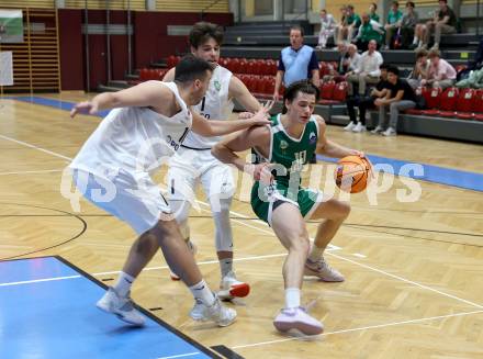 Basketball 2. Liga 2025/2026. Grunddurchgang 4. Runde.  KOS Celovec gegen Basketball Klub Rapid Wien. Veljko Dena, Simon Siencnik  (KOS), Samuel Camagni  (Wien). Klagenfurt, am 25.10.2025.
Foto: Kuess
---
pressefotos, pressefotografie, kuess, qs, qspictures, sport, bild, bilder, bilddatenbank
